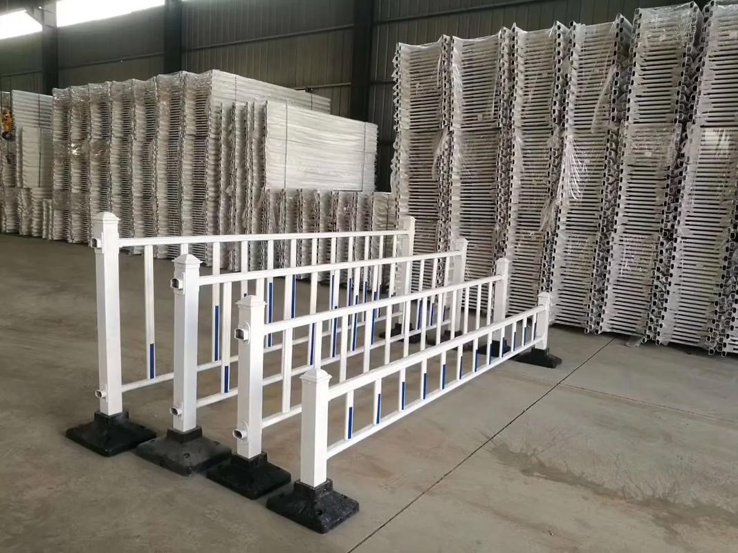 公路护栏生产工厂 专注于高品质交通设施与铁艺护栏制造